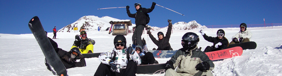 Skireisen und Snowboardreisen f&ouml;rdern Teamgeist und soziale Kompetenzen, alle Winterreisen von Jugendtours–Klassenfahrten sind vom T&Uuml;V zertifiziert, der Skipass ist inklusive
