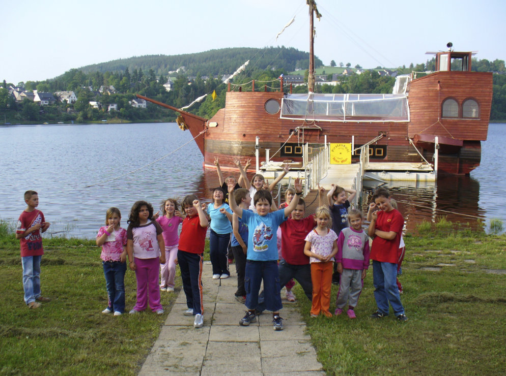 Klasse 2 der Rodatalschule Jena, hier an der Bleichlochtalsperre, Klassenfahrt Saalburg 2007 – Bildergalerie Klassenfahrten von Jugendtours