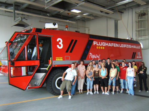 Klasse 9 der Comenius-Mittelschule Mcka, hier am Flughafen Leipzig/Halle, Klassenfahrt Leipzig 2007 – Bildergalerie Klassenfahrten von Jugendtours