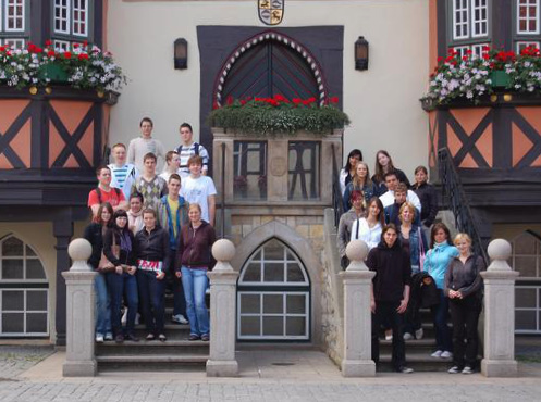 Klasse 11c der Manfred-von-Ardenne-Schule Berlin, hier am Rathaus in Wernigerode, Klassenfahrt Harz 2007 – Bildergalerie Klassenfahrten von Jugendtours