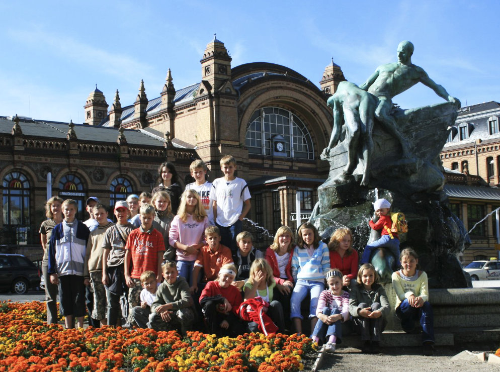 Klasse 6 des Gymnasiums Teterow, hier am Bahnhof in Schwerin, Klassenfahrt Mecklenburg-Vorpommern 2007 – Bildergalerie Klassenfahrten von Jugendtours