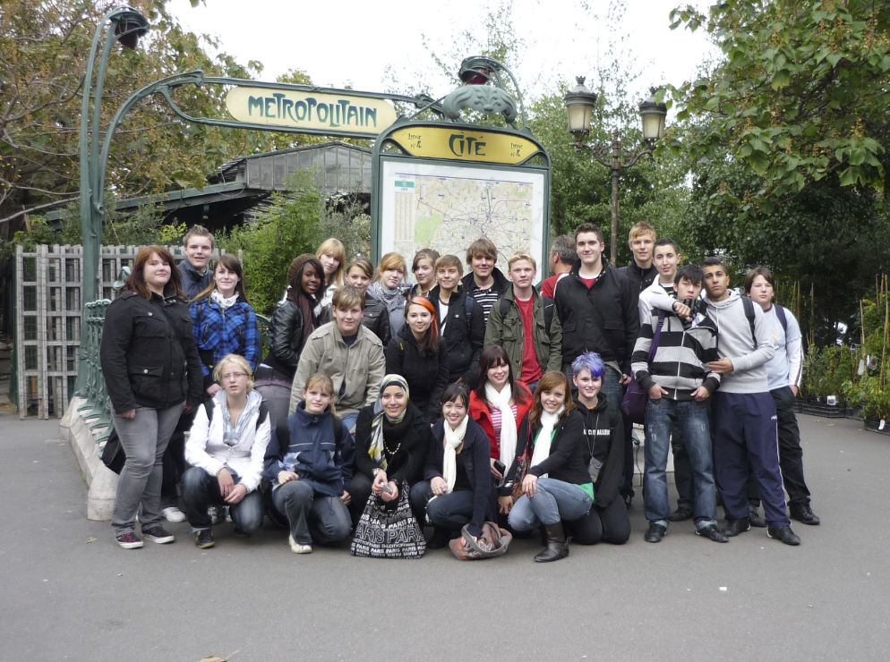 Klassen 9 und 10 des Schulzentrums an der Butjadinger Strae in Bremen, hier an einem der Eingnge zur Pariser Metro, Klassenfahrt Paris 2008 – Bildergalerie Klassenfahrten von Jugendtours