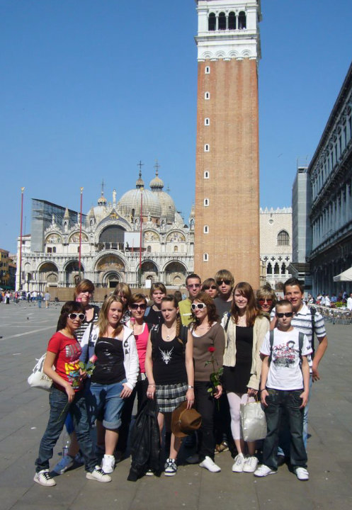 Klasse 10 der Staatlichen Regelschule Kllstedt, hier auf dem Markusplatz, Klassenfahrt Venedig 2008 – Bildergalerie Klassenfahrten von Jugendtours