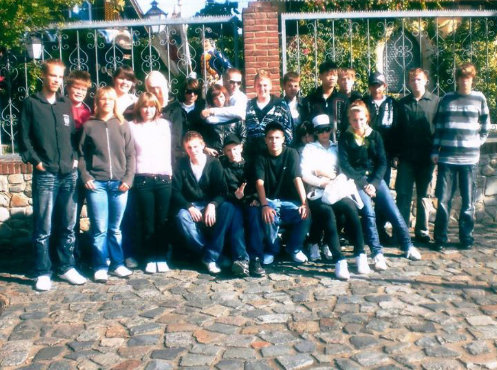 Klasse 10 der Mittelschule Mölkau, hier vor dem alten Benediktinerinnenkloster, Klassenfahrt KiEZ Arendsee 2008 – Bildergalerie Klassenfahrten von Jugendtours