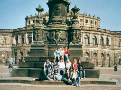 Klasse 9 der Haupt- und Realschule „Thomas Mann“ Northeim, hier vor der Semperoper, Klassenfahrt Dresden 2008 – Bildergalerie Klassenfahrten von Jugendtours