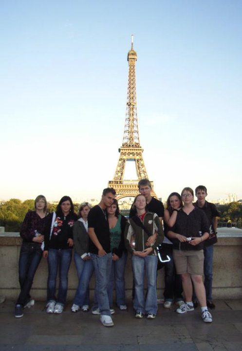 Klasse 10 der Sekundarschule Nachtersted, hier am Eiffelturm, Klassenfahrt Paris 2008 – Bildergalerie Klassenfahrten von Jugendtours