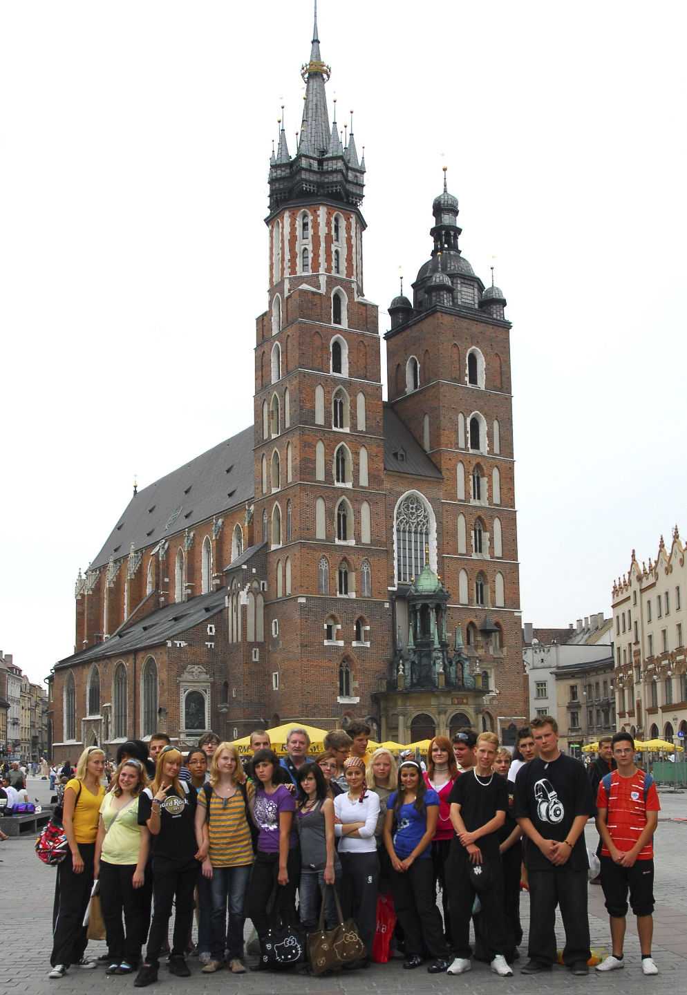 Klasse 10d der Stdtischen Realschule Bockum-Hvel Hamm, hier vor der Marienkirche, Klassenfahrt Krakau 2008 – Bildergalerie Klassenfahrten von Jugendtours