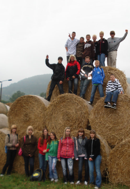 Klasse 8b der Sekundarschule Süd-Ost Bernburg, hier während einer ausgiebigen Wanderung, Klassenfahrt Plaue 2008 – Bildergalerie Klassenfahrten von Jugendtours