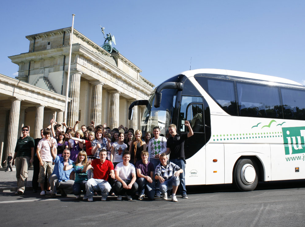 Klasse 10 der Anne-Frank-Gesamtschule Dren, hier am Brandenburger Tor, Klassenfahrt Berlin 2009 – Bildergalerie Klassenfahrten von Jugendtours