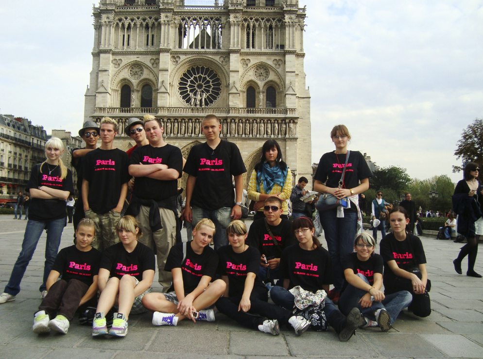 Klasse 10 der Sekundarschule Förderstedt, hier an der Kathedrale Notre-Dame, Klassenfahrt Paris 2009 – Bildergalerie Klassenfahrten von Jugendtours