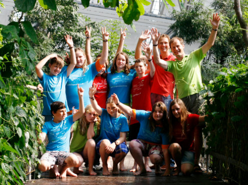 Klasse 6 der August-Hermann-Francke-Schule, hier während der Regenwaldführung, Klassenfahrt Tropical Islands 2010 – Bildergalerie Klassenfahrten von Jugendtours