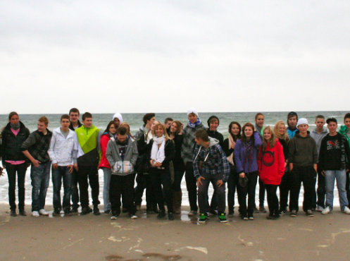 Klasse 10.3 der Willy-Brandt-Gesamtschule Bochum, hier am Ostseestrand, Klassenfahrt Weissenhuser Strand 2010 – Bildergalerie Klassenfahrten von Jugendtours