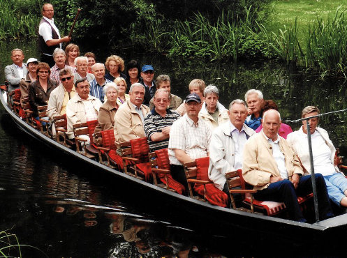 Betriebsortsgruppe der Gewerkschaft Chemie, Bergbau und Energie, hier beim Kahnfahren im Spreewald, Berliner Umland 2010 – Bildergalerie Klassenfahrten von Jugendtours