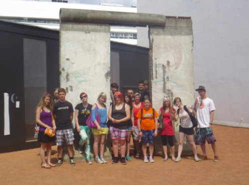 Klasse 10 der Mittelschule Sehmatal Berlin, hier an der Berliner Mauer, Klassenfahrt Berlin 2012 – Bildergalerie Klassenfahrten von Jugendtours