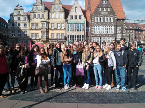 Klasse 10 D der Janusz-Korczak-Realschule Schwalmtal, hier auf dem Bremer Marktplatz , Klassenfahrt Bremen 2013 – Bildergalerie Klassenfahrten von Jugendtours