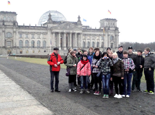 Klasse 9 der Staatlichen Regelschule Küllstedt, hier vor dem Reichstagsgebäude, Klassenfahrt Berlin 2013 – Bildergalerie Klassenfahrten von Jugendtours
