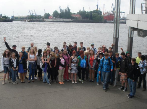 Klassen 8a und 8c der Borlachschule Artern, hier bei einer Hafenrundfahrt, Klassenfahrt Hamburg 2013 – Bildergalerie Klassenfahrten von Jugendtours