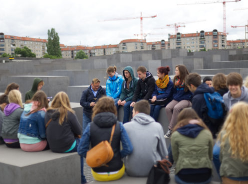 Klasse 11 des Gymnasium Schnau, hier am Holocaust-Mahnmal, Klassenfahrt Berlin 2013 – Bildergalerie Klassenfahrten von Jugendtours