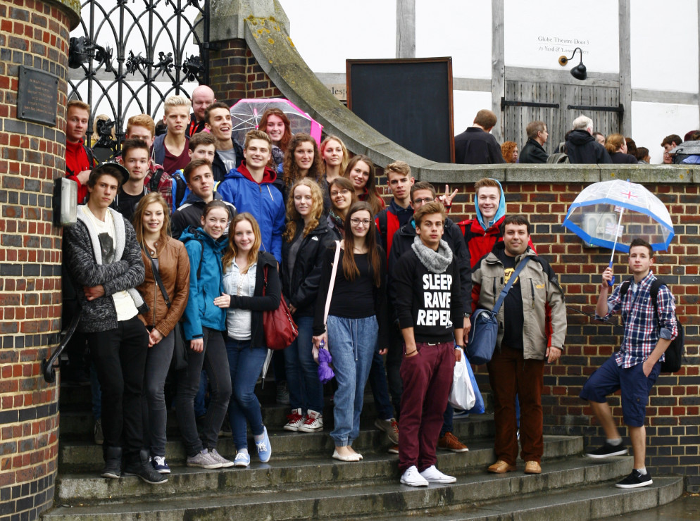 Klasse Eg des Gymnasium Schenefeld, hier am Shakespeare's Globe Theatre, Klassenfahrt London 2014 – Bildergalerie Klassenfahrten von Jugendtours