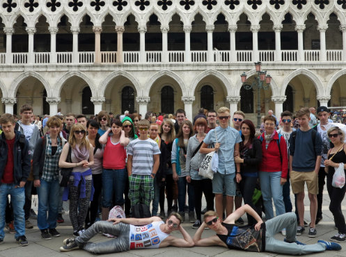 Klassen 10a+b der Oberschule „An der Mulde“ Rochlitz, hier am Dogenpalast in Vendig, Klassenfahrt zum Gardasee 2014 – Bildergalerie Klassenfahrten von Jugendtours