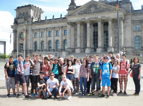 Klasse 9 der Johann-Gottfried-Borlach-Schule Artern, hier am Reichstagsgebäude, Klassenfahrt Berlin 2014 – Bildergalerie Klassenfahrten von Jugendtours