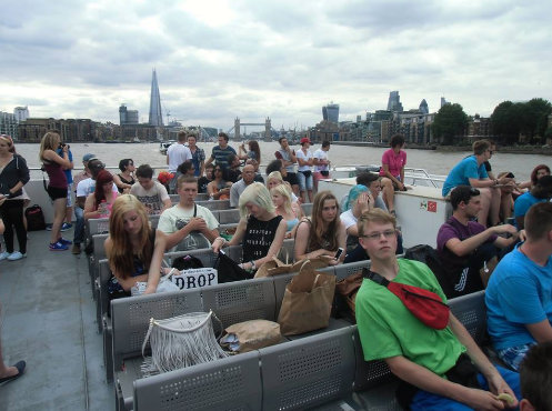 Klasse 9 der Sekundarschule Möser, hier bei einer Bootsfahrt auf der Themse, Studienfahrt London 2014 – Bildergalerie Klassenfahrten von Jugendtours