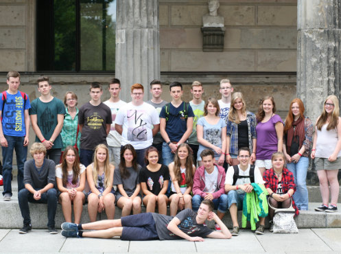 Klasse 9a des Gymnasium Sanitz, hier am Neuen Museum auf der Berliner Museumsinsel, Klassenfahrt Berlin 2014 – Bildergalerie Klassenfahrten von Jugendtours