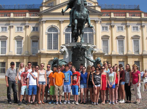 Klasse 8a der Kooperativen Gesamtschule „Ulrich von Hutten“ aus Halle, hier am Charlottenburger Schloss, KLassenfahrt Jugenddorf Ruppiner See 2014 – Bildergalerie Klassenfahrten von Jugendtours