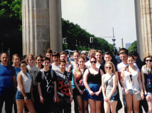 Klasse 8 der Oberschule Claußnitz, hier am Brandenburger Tor, Bahnreise Berlin 2014 – Bildergalerie Klassenfahrten von Jugendtours