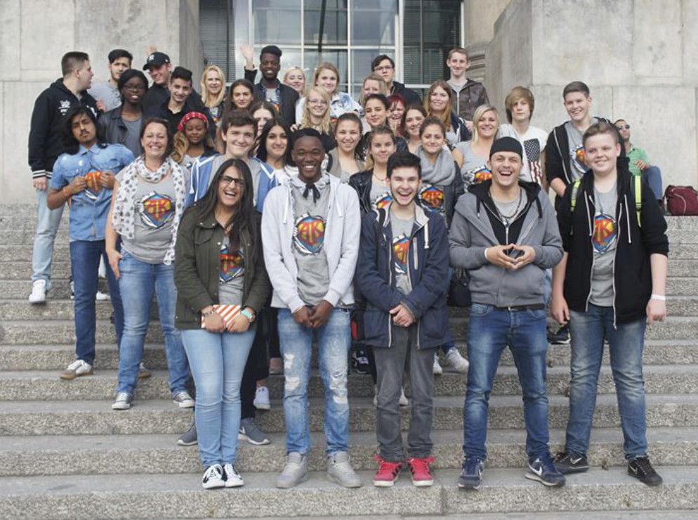 Klassen 10a-10b der Gemeinschaftshauptschule Kerpen Horrem, hier am Reichstagsgebude, Klassenfahrt Berlin 2015 – Bildergalerie Klassenfahrten von Jugendtours