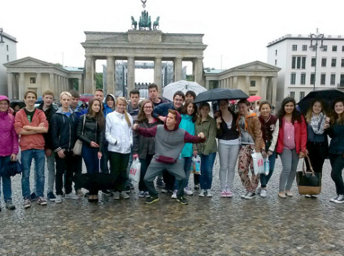  Klasse 9 der Deutschen Internationalen Schule Den Haag, hier am Brandenburger Tor, Klassenfahrt Berlin 2015 – Bildergalerie Klassenfahrten von Jugendtours