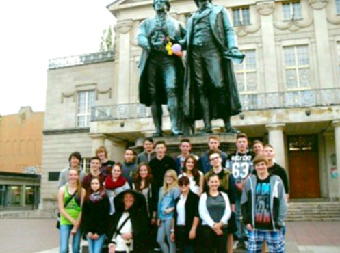 Klasse 9 der Oberschule Claußnitz, hier am Goethe-Schiller-Denkmal in Weimar, Klassenfahrt Weimar 2015 – Bildergalerie Klassenfahrten von Jugendtours