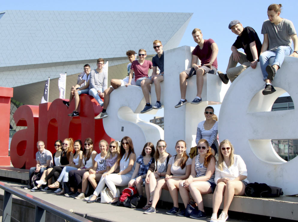 Klasse 12 der Kaufmnnischen Schule Mllheim, hier am Museumplein, Klassenfahrt Amsterdam 2016 – Bildergalerie Klassenfahrten von Jugendtours