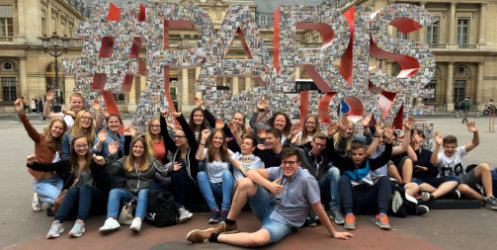 Klasse 9 der Oberschule Hattorf, hier am Louvre, Klassenfahrt Paris 2016 – Bildergalerie Klassenfahrten von Jugendtours