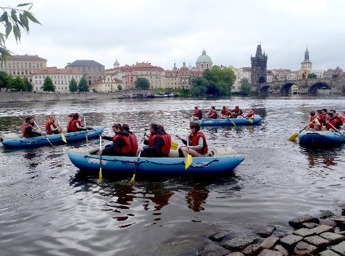 Klasse 13 des Beruflichen Schulzentrums Kamenz, hier beim „Rafting auf der Moldau“, Klassenfahrt Prag 2016 – Bildergalerie Klassenfahrten von Jugendtours