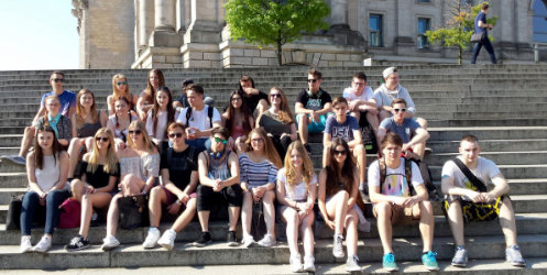 Klasse 10 der Schule am Meer Lbeck, hier am Berliner Reichstag, Klassenfahrt Berlin 2016 – Bildergalerie Klassenfahrten von Jugendtours