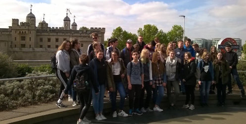 Klassen 8-10 der Realschule plus am Alten Schloss Gau-Odernheim, hier am Tower of London, Klassenfahrt London 2017 – Bildergalerie Klassenfahrten von Jugendtours