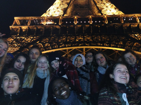Klassenstufen 11 der Evangelischen Schule Cottbus, hier ein nächtliches Selfie am Eiffeltum, Klassenfahrt Paris 2017 – Bildergalerie Klassenfahrten von Jugendtours