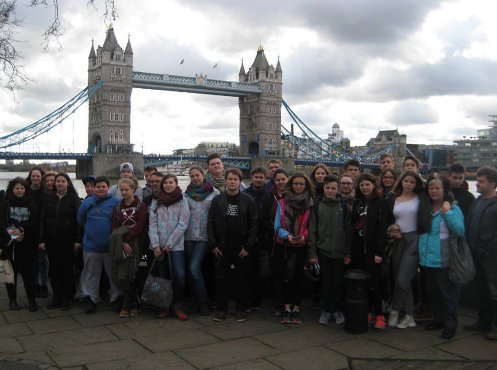 Klasse 9 der Oberschule Krostitz, hier an der Tower-Bridge, Klassenfahrt London 2017 – Bildergalerie Klassenfahrten von Jugendtours
