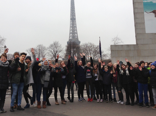 Klassenstufen 8-10 der Evangelischen Schule Cottbus, hier am Eiffelturm, Klassenfahrt Paris 2017 – Bildergalerie Klassenfahrten von Jugendtours