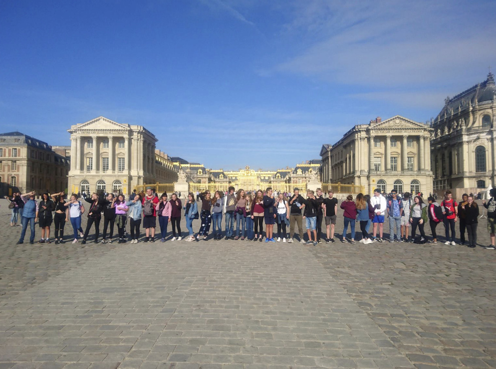 Klasse 9 der IGS Halle, hier bei einer Schulklassenführung im Schloss Versailles, Klassenfahrt Paris 2018 – Bildergalerie Klassenfahrten von Jugendtours