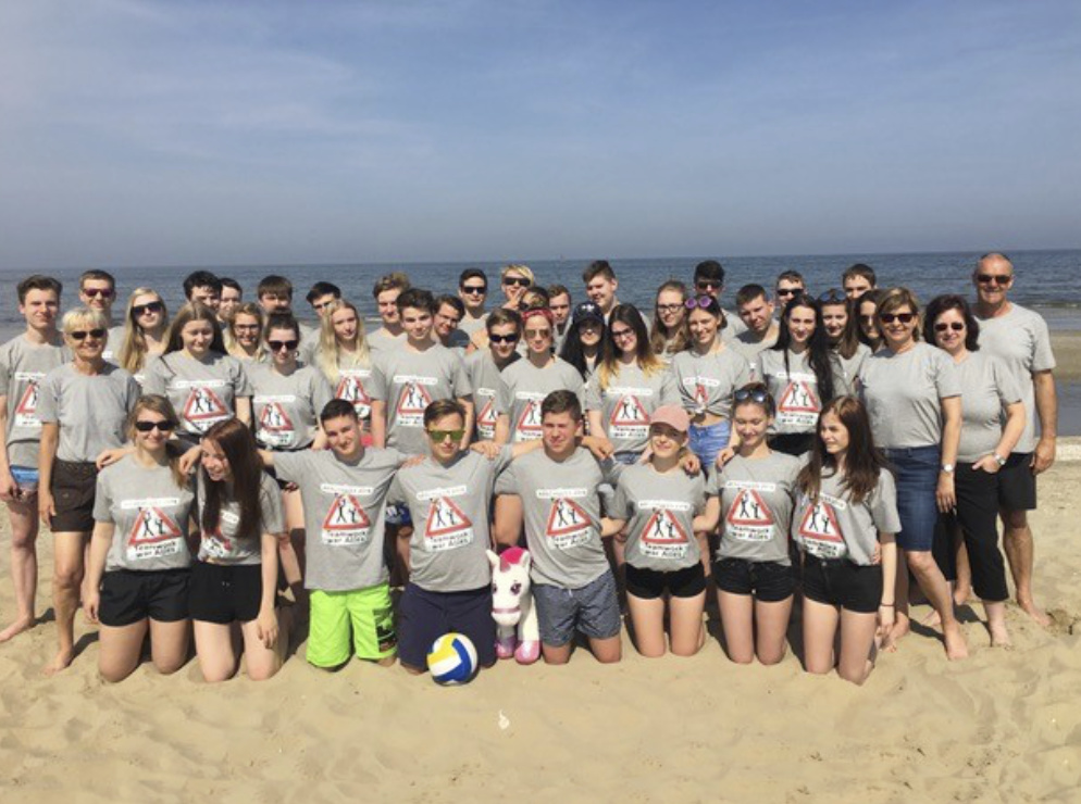 Klasse 10 der Staatlichen Regelschule Nordhausen, hier am Adria-Strand, Klassenfahrt Rimini 2018 – Bildergalerie Klassenfahrten von Jugendtours