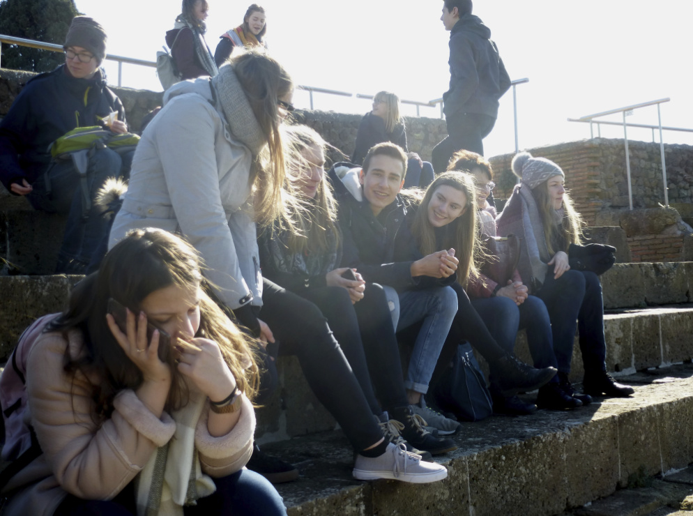 Klassen 9-11 der Evangelischen Schule Cottbus, hier bei Besichtigung des Kolosseum, Klassenfahrt Rom 2018 – Bildergalerie Klassenfahrten von Jugendtours