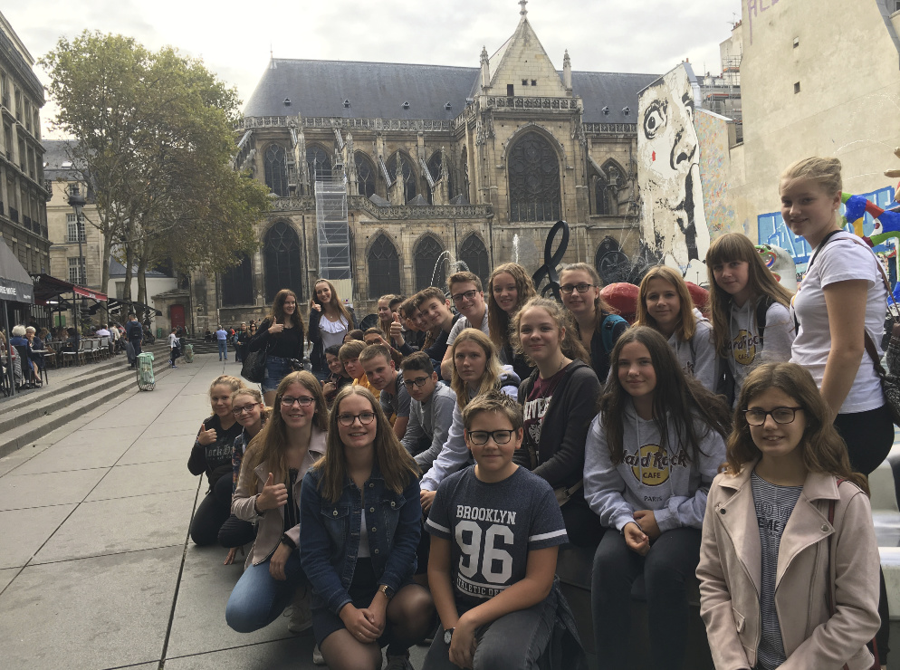 Die Klassen 9-10 der Oberschule Hattorf, hier am Centre Pompidou vor dem Strawinsky Brunnen, Abschlussfahrt Paris 2018 – Bildergalerie Klassenfahrten von Jugendtours
