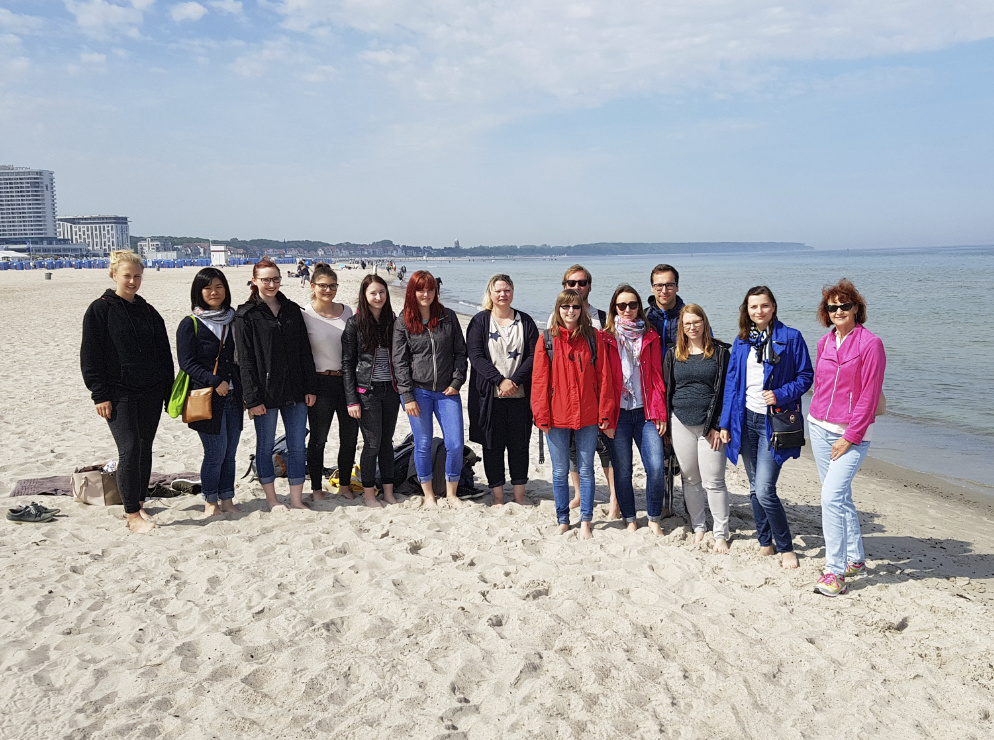 Klasse 13 des Beruflichen Schulzentrums Leipzig, hier am Strand im Ostseebad Warnemnde, Klassenfahrt Van der Valk Ferienpark Linstow 2018 – Bildergalerie Klassenfahrten von Jugendtours