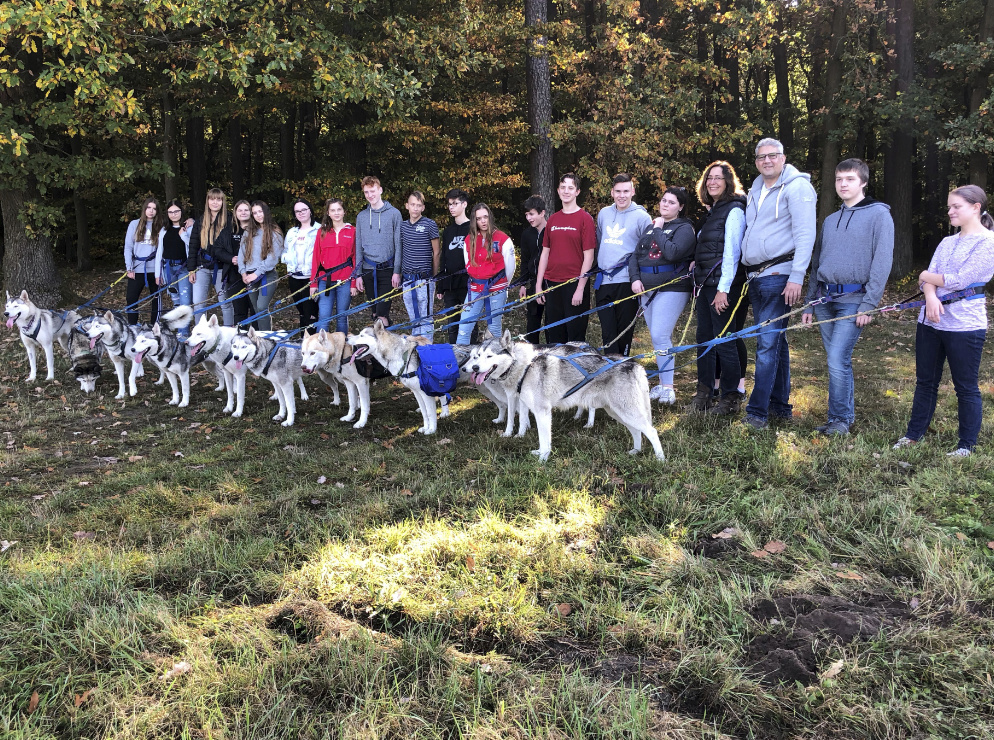 Klasse 10c der Oberschule Falkensee, hier zu Besuch auf der Huskyfarm in Frankendorf, Klassenfahrt Ferienpark Van der Valk Resort Linstow