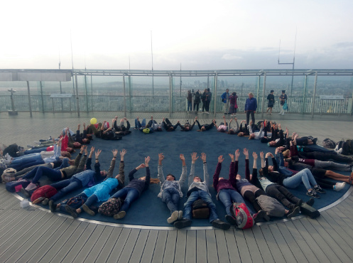 Klasse 9 der Integrierten Gesamtschule Halle, hier am Tour Montparnasse, Klassenfahrt Paris 2018 – Bildergalerie Klassenfahrten von Jugendtours