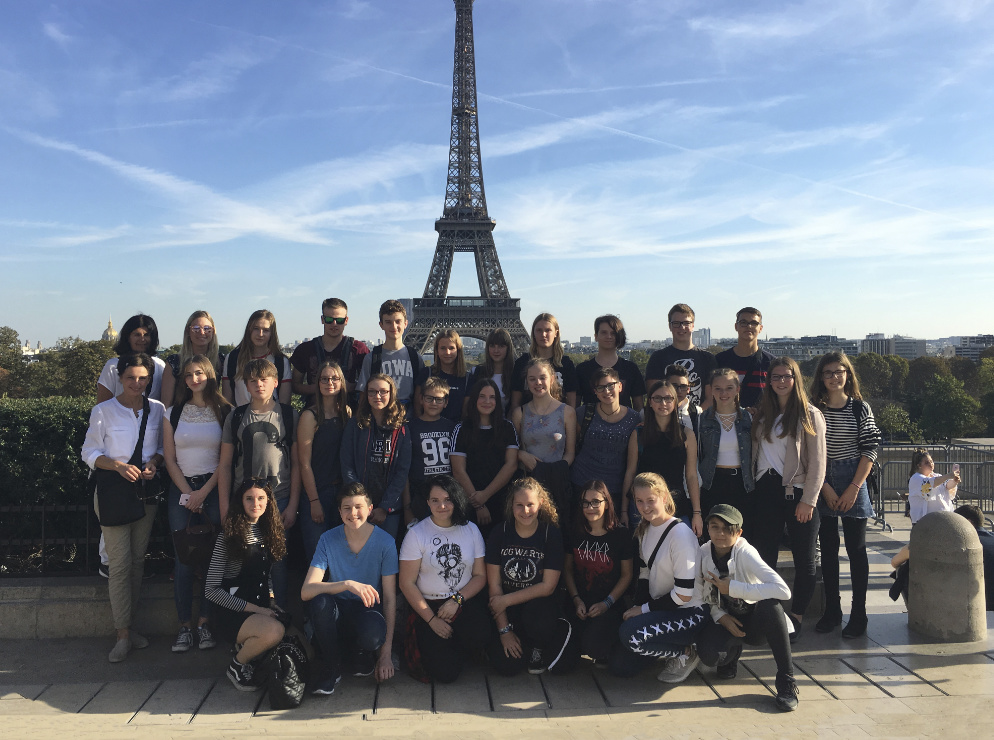 Die Klassen 9-10 der Oberschule Hattorf, hier am Eiffelturm in Paris, Klassenfahrt Paris 2018 – Bildergalerie Klassenfahrten von Jugendtours