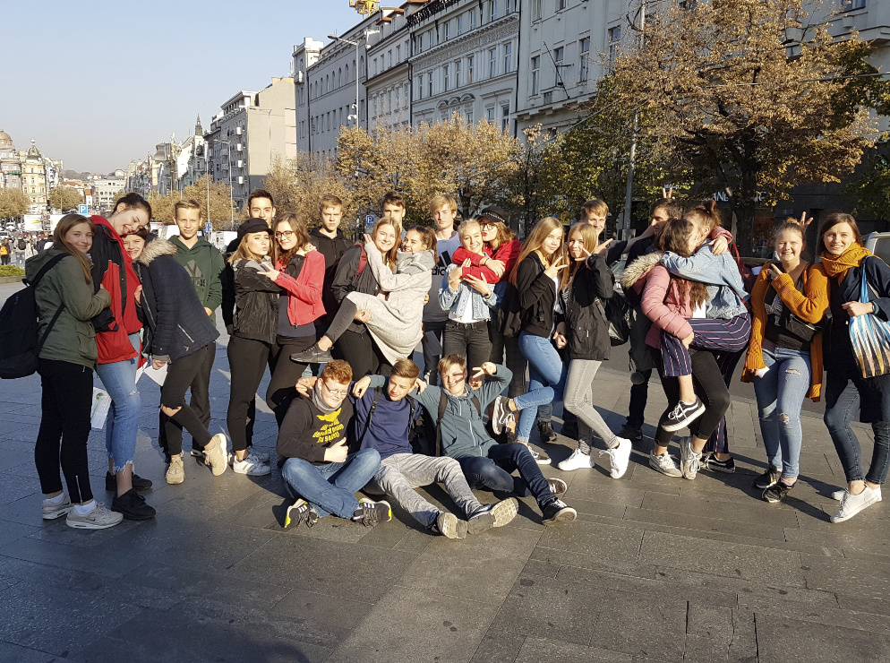 Klasse 10 der DOCEMUS Privatschulen GmbH Grnheide (Mark), hier auf dem Wenzelsplatz in Prag, Klassenfahrt Prag 2019 – Bildergalerie Klassenfahrten von Jugendtours