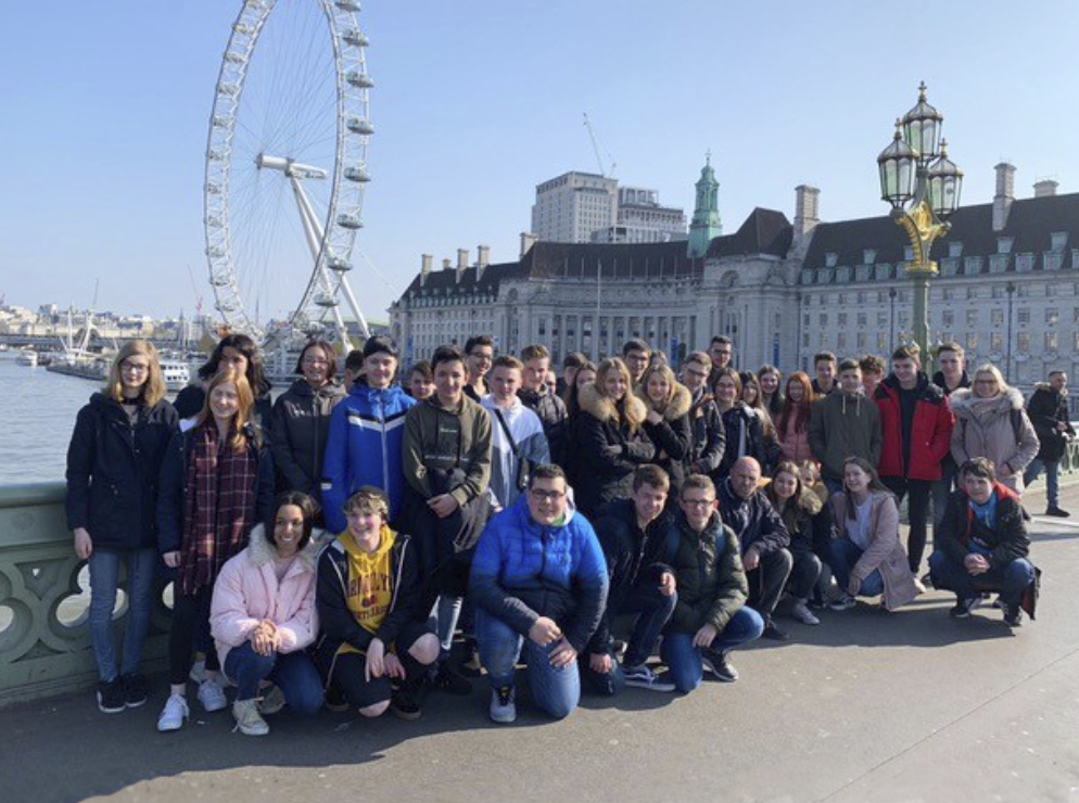 Klassen 7-10 der Realschule plus am Alten Schloss Gau-Odernheim, hier zum Fototermin auf der Westminster Bridge in London, Klassenfahrt London 2019 – Bildergalerie Klassenfahrten von Jugendtours